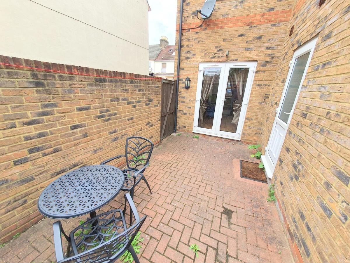 Villa Friars Walk Sittingbourne Exterior foto